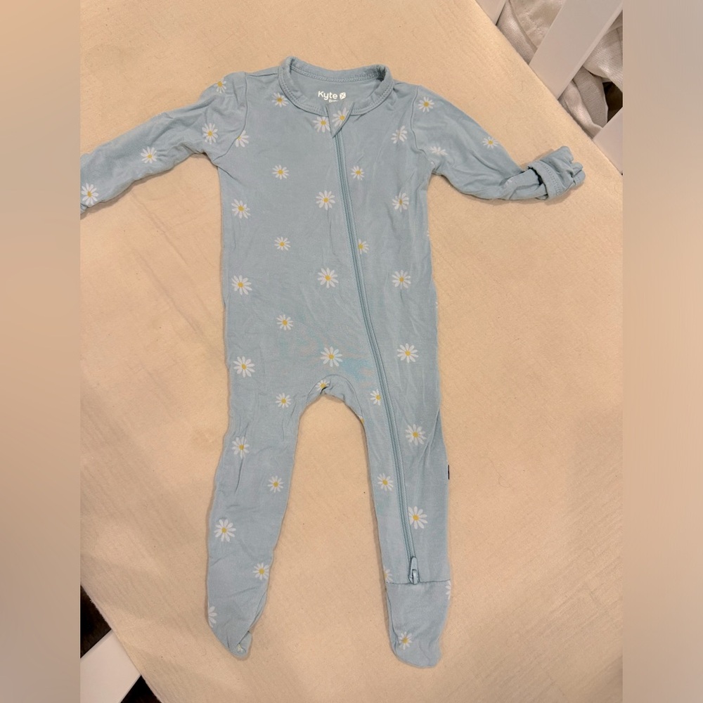 Kyte baby footie daisy